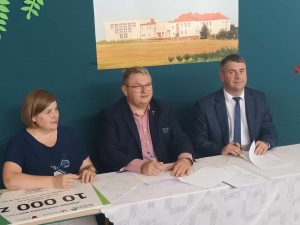 obrazek ugqywanie umowy na projekty dofinansowane w ramach XIII edycji konkursu Pięknieje wielkopolska wieś wiecej
