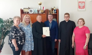 obrazek ugqywanie umowy o udzielenie dotacji na renowację schodów prowadzących do Sanktuarium w Chełmcach wiecej