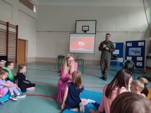 obrazek essotoanie z mjr Maciejem SLABEM Krakowianem, pilotem F-16 w Szkole Podstawowej w Rajsku wiecej